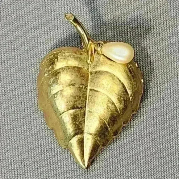 Avon Jewelry - Vintage Avon Gold-tone Leaf Faux Pearl Fragrance Glace Brooch Pin Perfume Locket